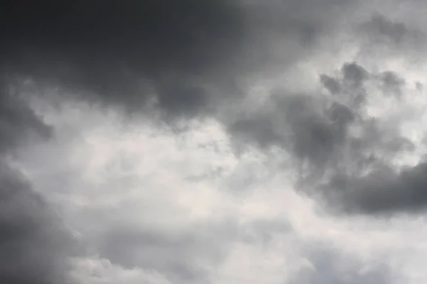 Dark storm clouds before rain — Stock Photo, Image