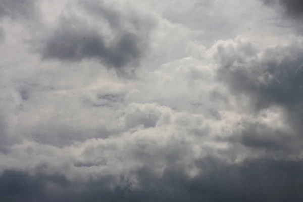 Sötét viharfelhők eső előtt — Stock Fotó