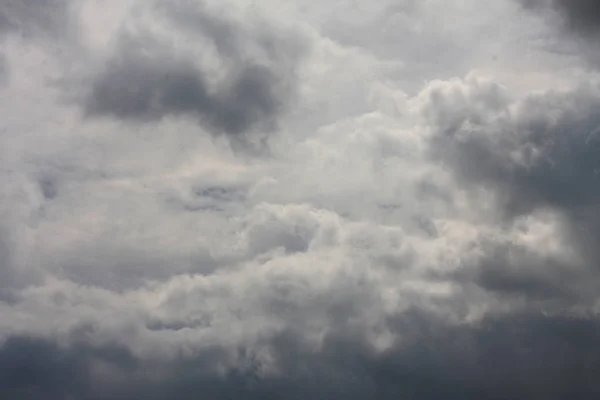 Dark storm clouds before rain — Stock Photo, Image