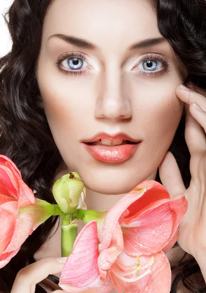 Jovem mulher bonita com grandes flores rosa — Fotografia de Stock