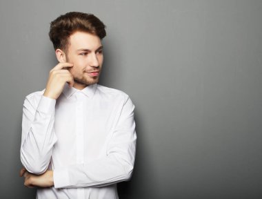 Yakışıklı, kendine güvenen bir iş adamının portresi.