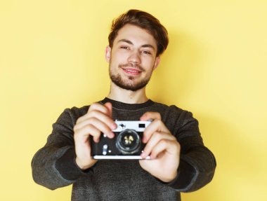 Kamera diye bağırma karşı dururken bakarak yakışıklı genç