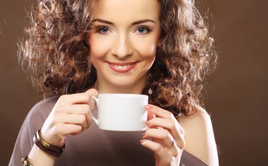 Genç bayan kahve içiyor.