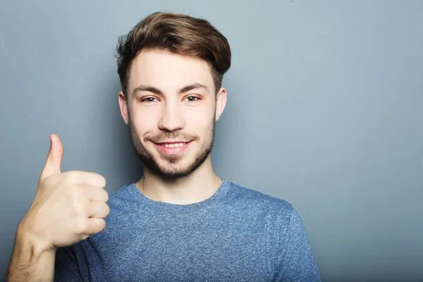 Bell'uomo sorriso felice, tenersi per mano con segno di gesto ok — Foto Stock