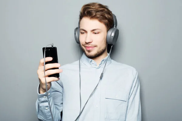 Stile di vita, felicità, emotivo e concetto di persone: uomo in possesso — Foto Stock