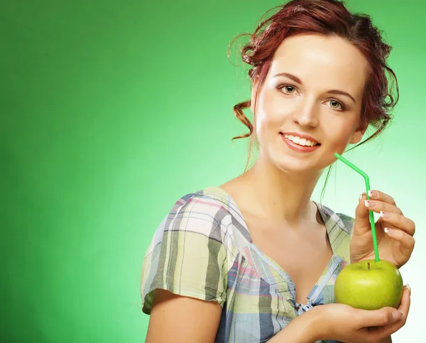Glücklich lächelnde Frau mit Apfel und Strohhalm-Cocktail — Stockfoto