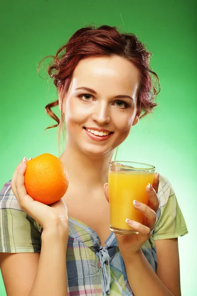 Junge glückliche Frau trinkt Orangensaft. — Stockfoto