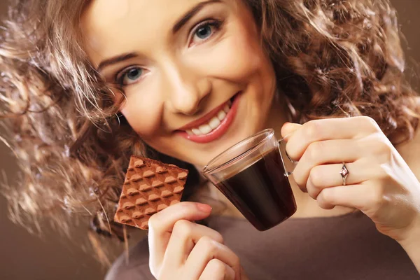 Mulher feliz com uma xícara de café expresso — Fotografia de Stock