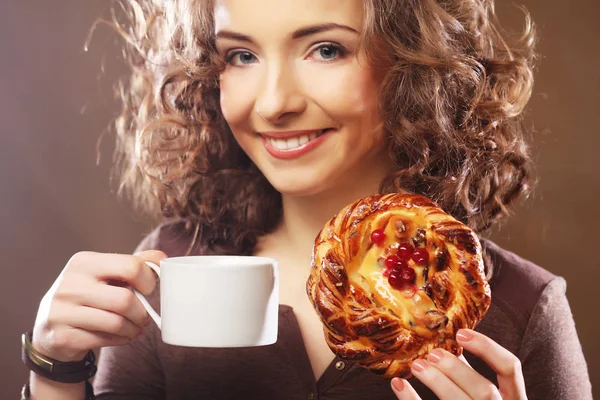 Mujer joven con café y pastel —  Fotos de Stock