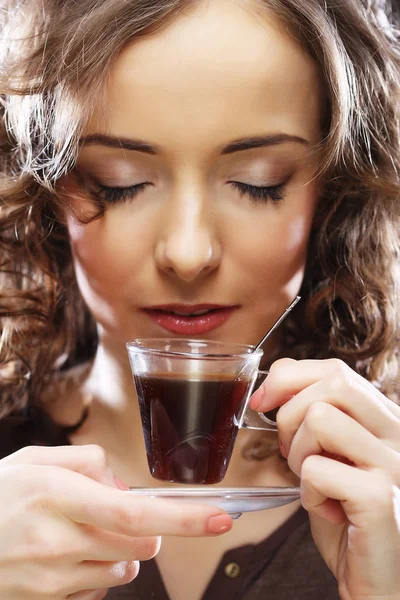 Belle fille boire du thé ou du café . — Photo