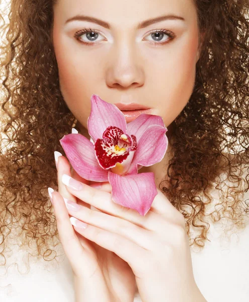 Vacker ung kvinna med pink orchid — Stockfoto
