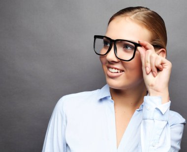 mutlu gülümseyen genç iş kadını bardaklarda gri backgr üzerinde