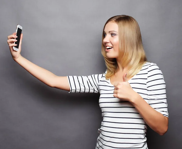 Selfie tijd. Joyful jonge vrouwen maken selfie door haar smartphone — Stockfoto