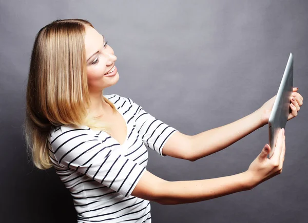 Giovane adolescente che prende selfie con tablet digitale — Foto Stock