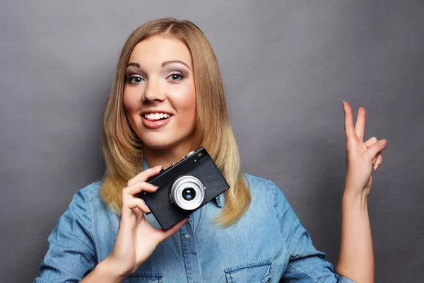 Joven mujer rubia feliz con cámara vintage — Foto de Stock