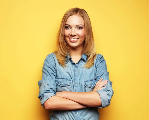 Jonge leuk blond meisje op gele achtergrond — Stockfoto