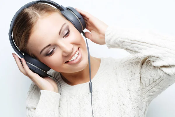 Mooie jongedame luisteren van de muziek van de hoofdtelefoon — Stockfoto
