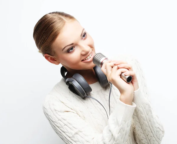 Ung kvinna sjunga i mikrofon med hörlurar i studio på — Stockfoto