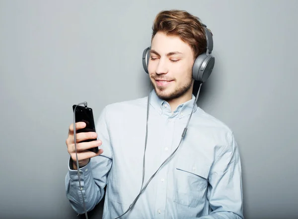 Estilo de vida, felicidad, concepto emocional y de personas: Hombre sosteniendo — Foto de Stock