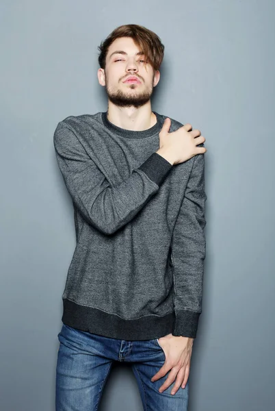 Eleganter junger gutaussehender Mann. Modeporträt im Studio. — Stockfoto