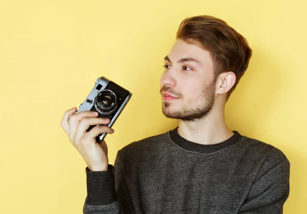 Leende man att göra selfie foto över gul bakgrund — Stockfoto