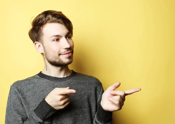 Ung man bär casual poserar i studio — Stockfoto