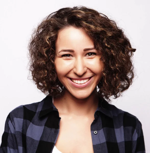 Estilo de vida y la gente concepto: Primer plano retrato de un cu sonriente —  Fotos de Stock