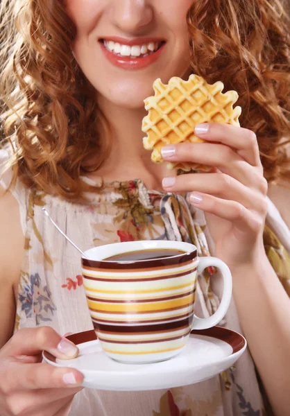 Mujer joven con café y pastel —  Fotos de Stock