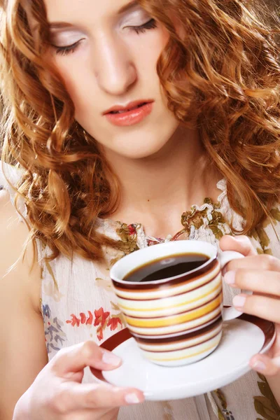 Mulher com um café aromático — Fotografia de Stock