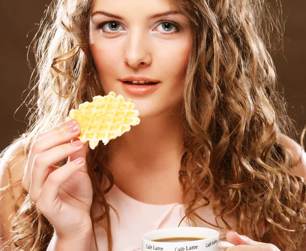 Femme avec café et biscuits, plan studio — Photo