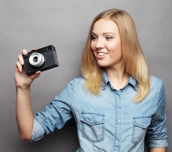 Joven mujer rubia feliz con cámara vintage — Foto de Stock