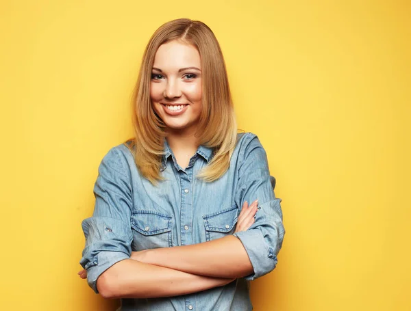 Jonge leuk blond meisje op gele achtergrond — Stockfoto