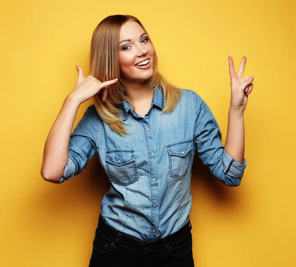 yaşam tarzı ve insanlar kavramı: zafer ya da p gösterilen güzel kadın