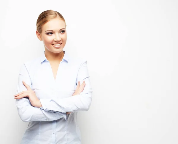 Portrait de heureuse jeune femme d'affaires sur fond blanc — Photo