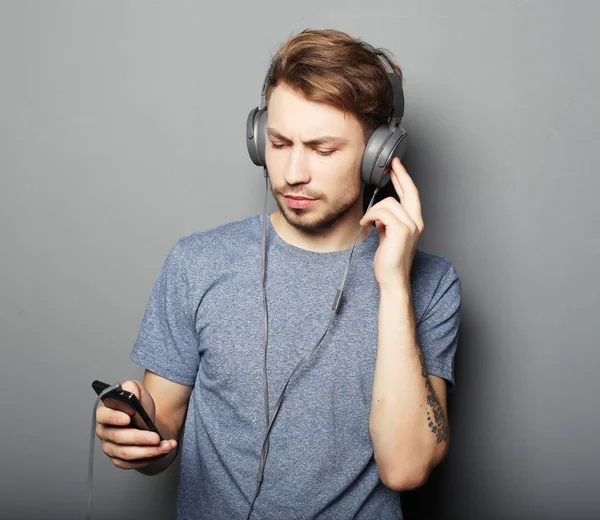 yaşam tarzı, mutluluk, duygusal ve insanlar kavramı: Man holding