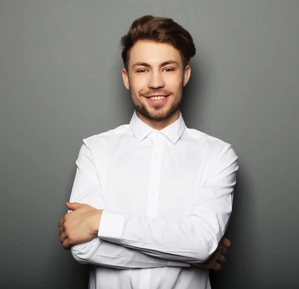 Porträt eines gutaussehenden, selbstbewussten Geschäftsmannes — Stockfoto