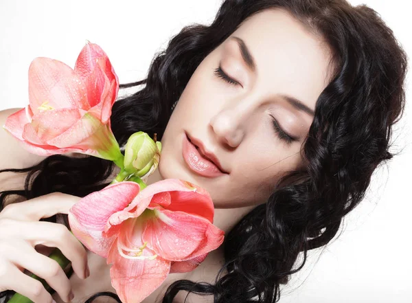 Mladá krásná žena s velkými růžovými květy — Stock fotografie