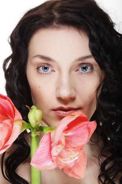 Mooie jongedame met grote roze bloemen — Stockfoto