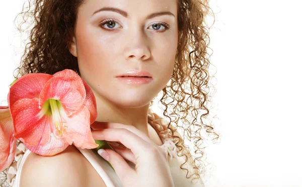 Junge schöne Frau mit großen rosa Blüten — Stockfoto