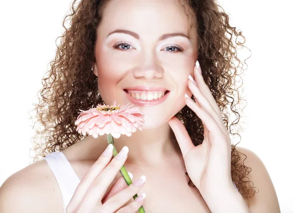 Mooie jonge vrouw met grote roze gerber — Stockfoto