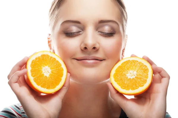 Mujer con naranjas en sus manos estudio retrato aislado en whit —  Fotos de Stock