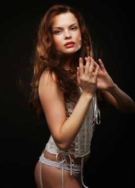 Çekici genç bir kadın seksi iç çamaşırlarıyla