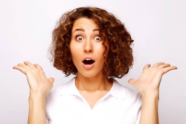 Güzel, genç, şaşkın kadın.