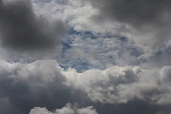 Μαύρα σύννεφα καταιγίδα πριν από τη βροχή — Φωτογραφία Αρχείου