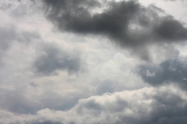 Dark storm clouds before rain — Stock Photo, Image