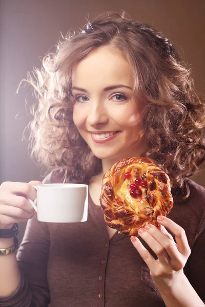 Молодая женщина с кофе и тортом — стоковое фото