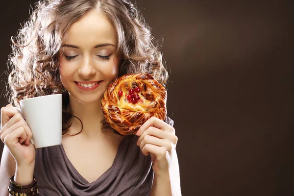 Junge Frau mit Kaffee und Kuchen — Stockfoto