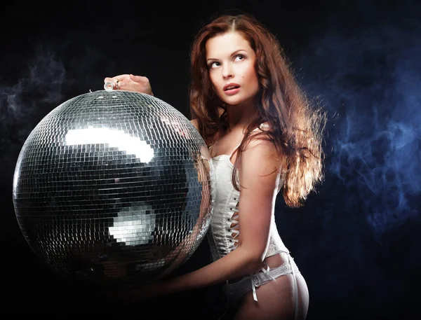 Tänzerin rothaarige Mädchen mit Discokugel — Stockfoto