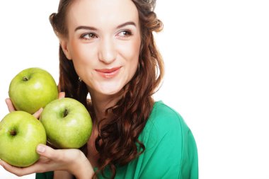 Genç mutlu kadın elinde yeşil elmalar.