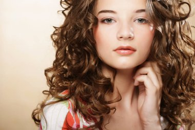 Kıvırcık saçlı güzel bir genç kadın.